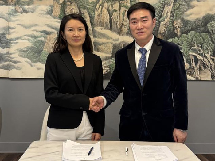 迪信通科技集团总裁黄安可女士（左）