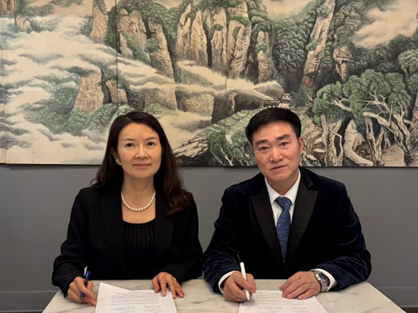 迪信通科技集团总裁黄安可女士（左）