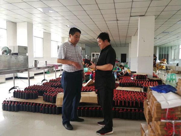 贵州台宾酒业集团董事长邢连忠（左）